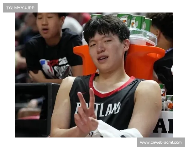 杨瀚森替补席观战开拓者，面部护具引关注